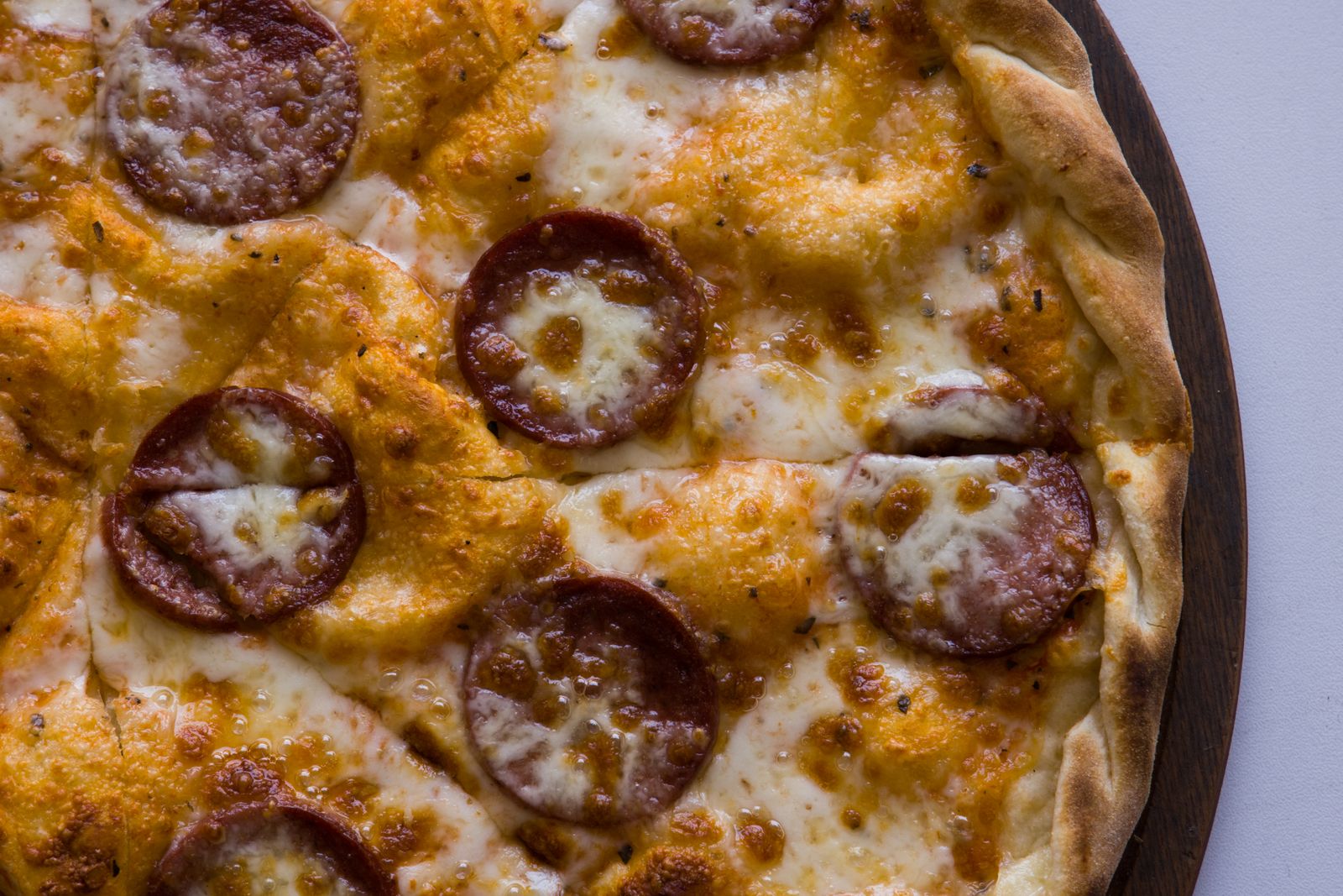 Fotografía real de una pizza de pepperoni recién horneada